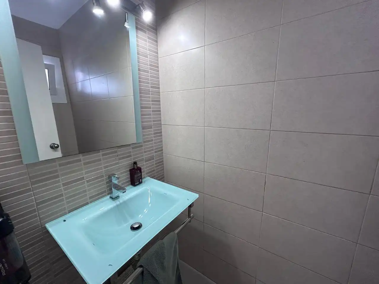 Baño de Casa adosada en venta en Castelldefels con Aire acondicionado, Trastero y Piscina