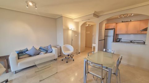 Este es un precioso apartamento en planta baja de 2 dormitorios y 2 baños, con hermosas vistas al campo de golf de La Duquesa, sit, Bild 4