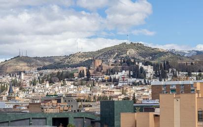Vista exterior de Àtic en venda en  Granada Capital amb Jardí privat, Parquet i Terrassa