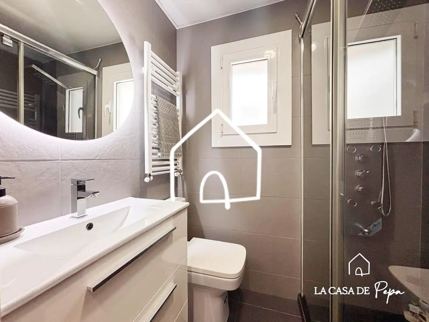 Badezimmer von Dachboden zum Verkauf in Viladecans mit Klimaanlage, Heizung und Parkett