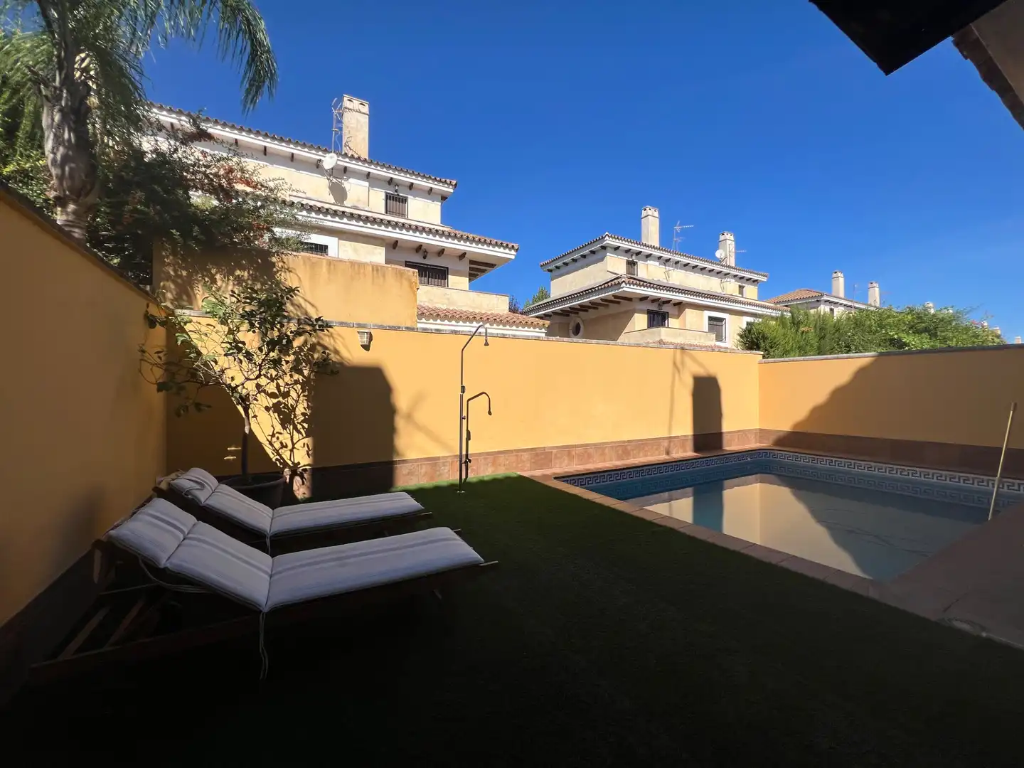 Piscina de Casa adosada en venda en Espartinas amb Aire condicionat, Calefacció i Jardí privat