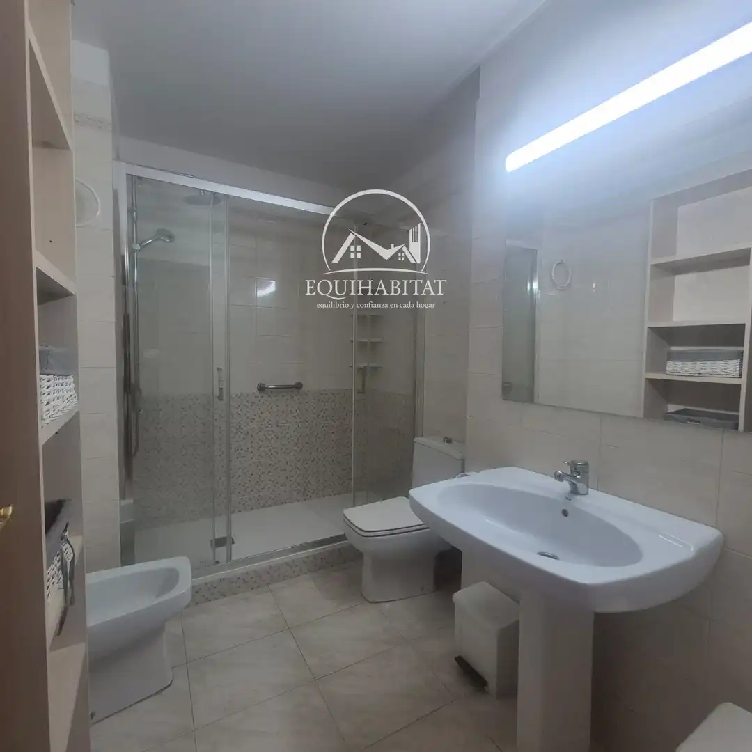 Baño de Piso de alquiler en Lleida con Aire acondicionado, Terraza y Amueblado
