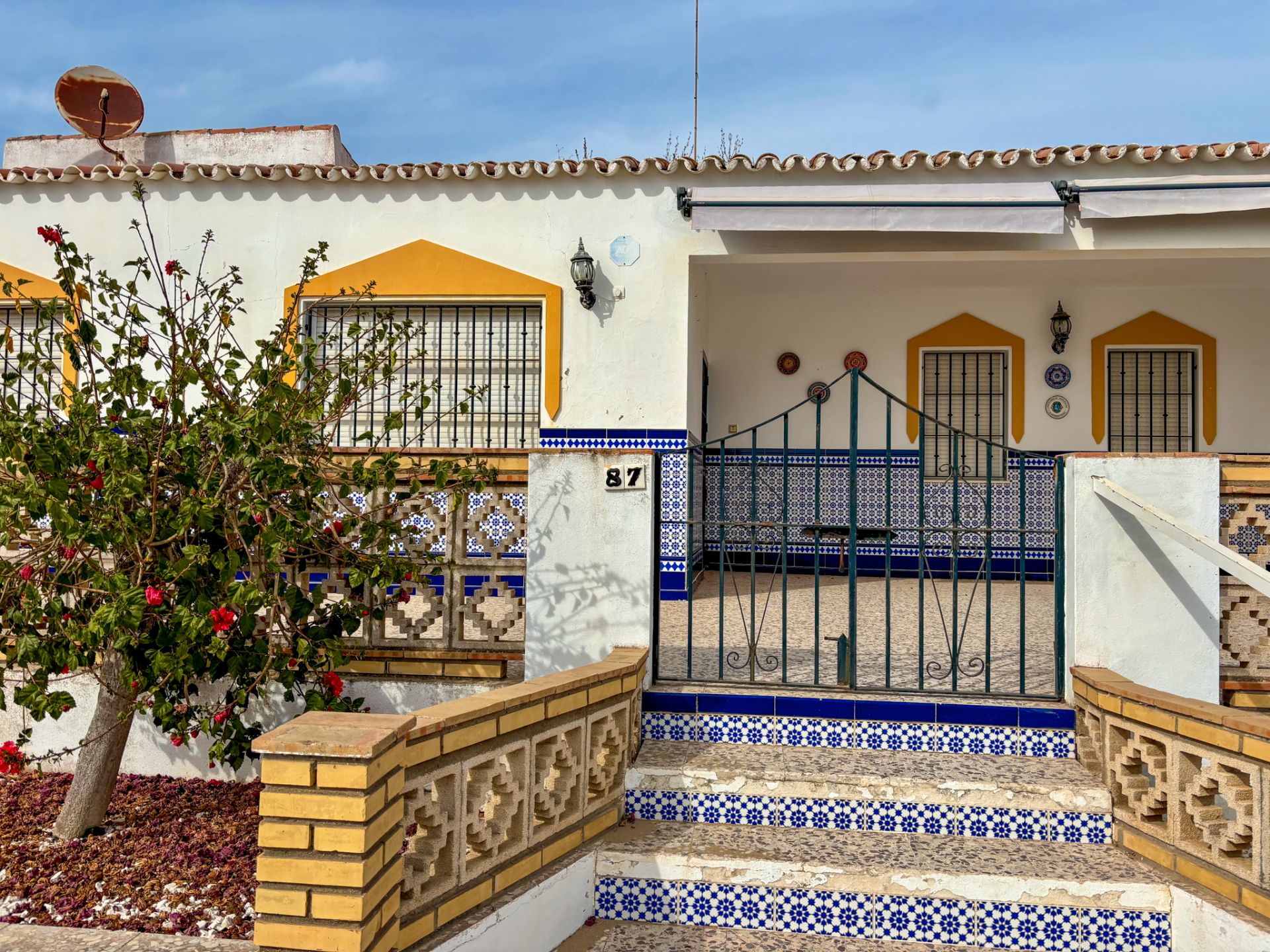 Vista exterior de Casa o xalet en venda en La Antilla amb Terrassa, Traster i Moblat