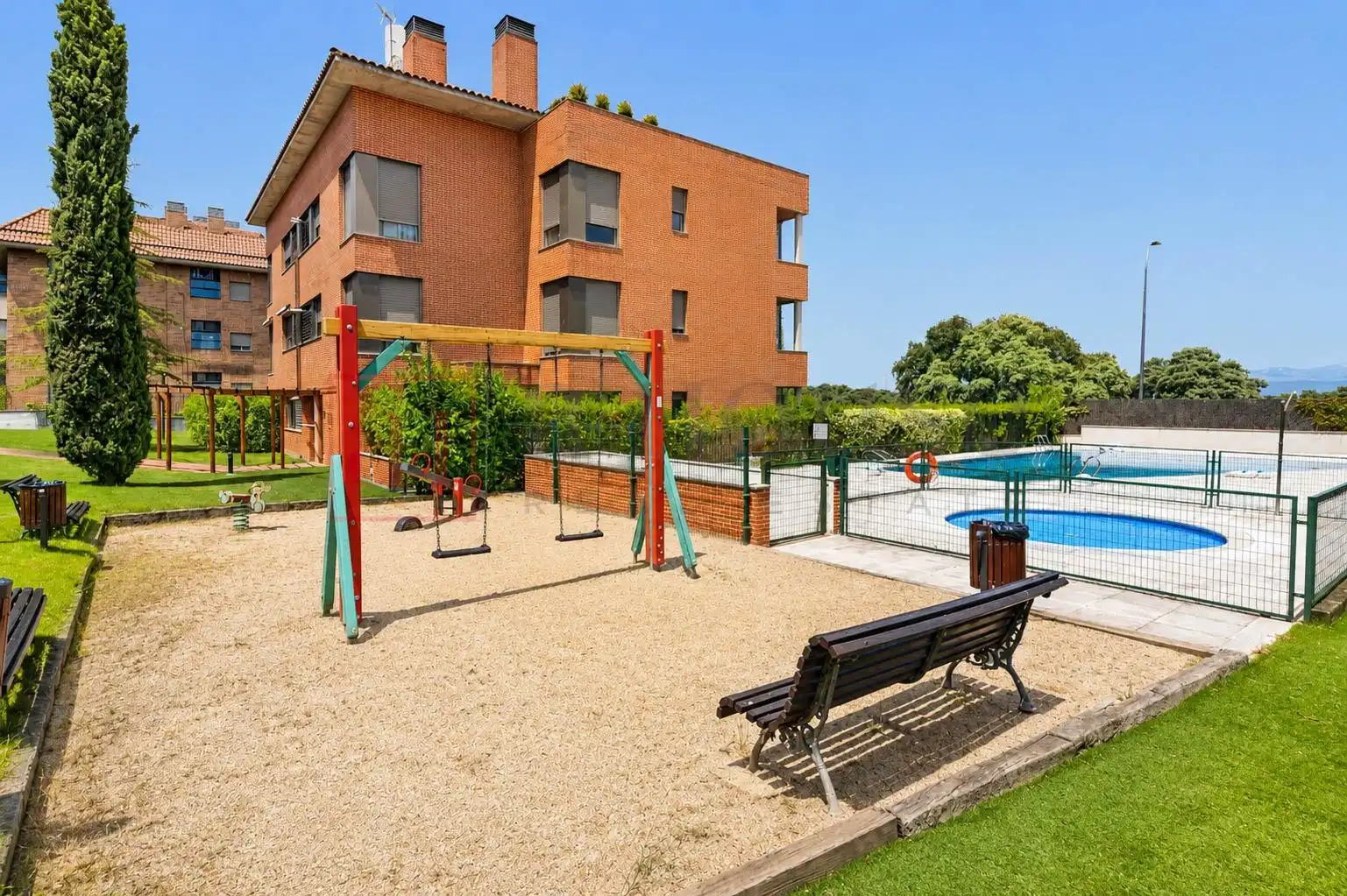 Schwimmbecken von Erdgeschoss zum Verkauf in Madrid mit Klimaanlage, Heizung und Privatgarten