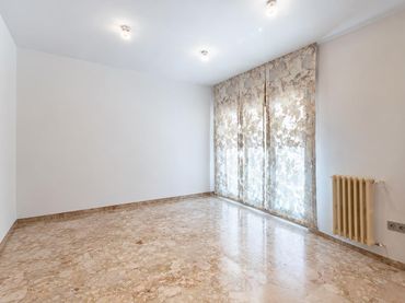 Piso con balcón en venta en Pasaje CONDE ALCALA 2