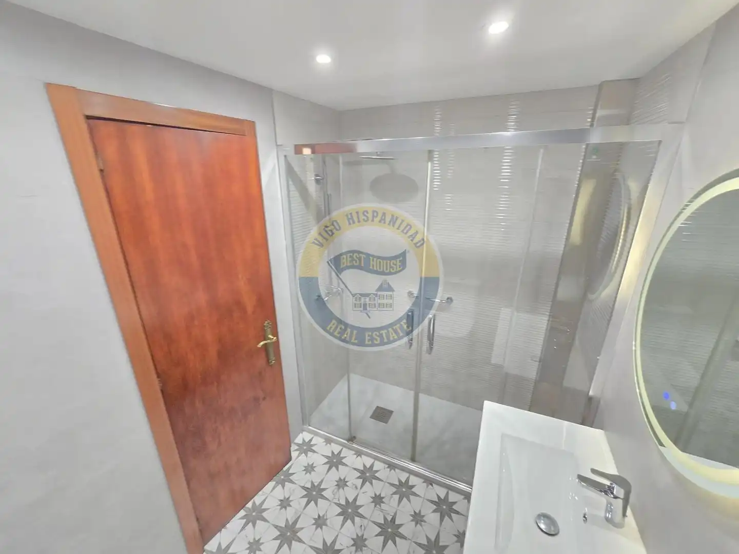 Baño de Piso de alquiler en Vigo  con Calefacción, Parquet y Balcón