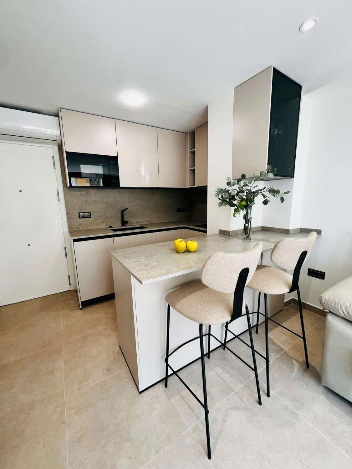 Cuina de Apartament de lloguer en Algarrobo amb Parquet, Piscina i Moblat