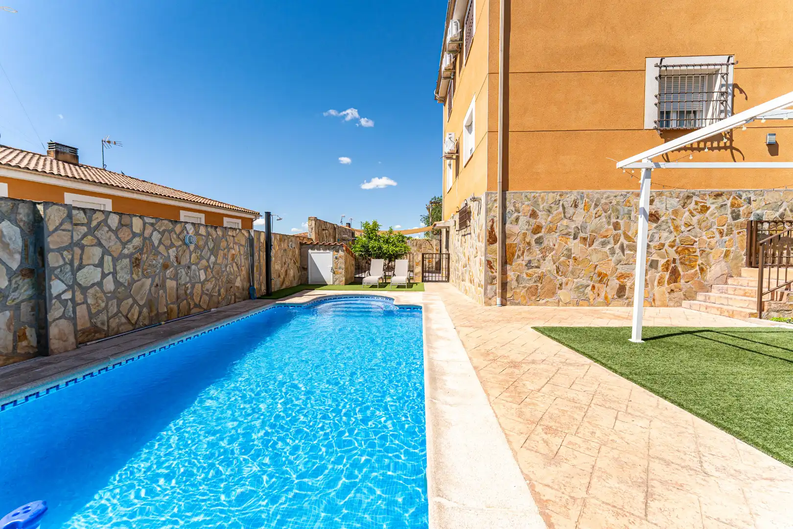 Piscina de Casa o chalet en venta en Serranillos del Valle con Aire acondicionado, Calefacción y Jardín privado