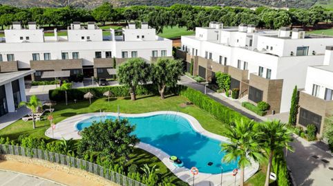 Chalet adosado Moderno  de 3 dormitorios con Vistas al Golf y al Mar en San Roque Golf Club, imatge 2