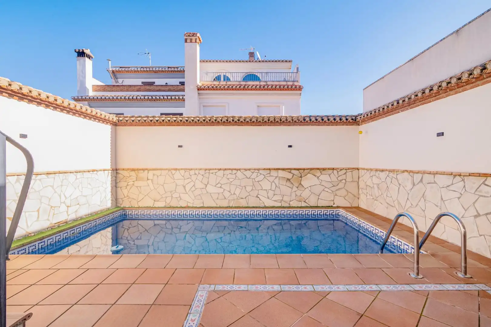 Piscina de Casa adosada en venda en La Zubia amb Aire condicionat, Calefacció i Terrassa