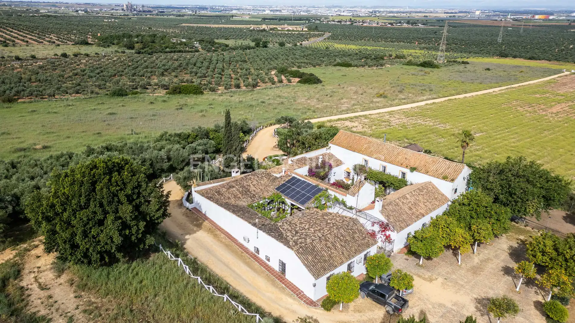Vista exterior de Finca rústica en venda en Alcalá de Guadaira amb Calefacció, Jardí privat i Terrassa