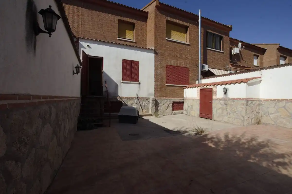 Vista exterior de Casa adosada en venta en Fuensalida con Calefacción, Trastero y Amueblado