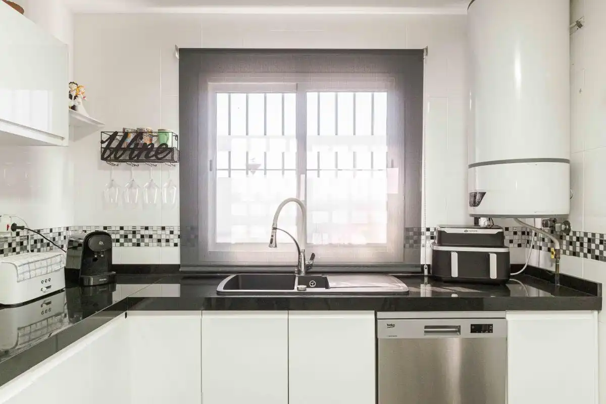 Cocina de Casa o chalet en venta en Huévar del Aljarafe con Aire acondicionado, Calefacción y Jardín privado