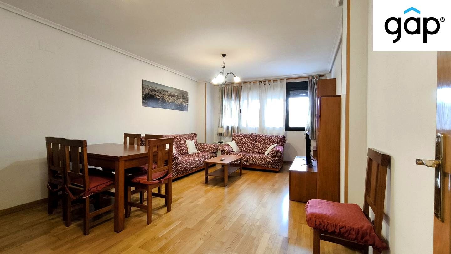 Living room of Flat to rent in Cuenca Capital  with Heating, Parquet flooring and Storage room
