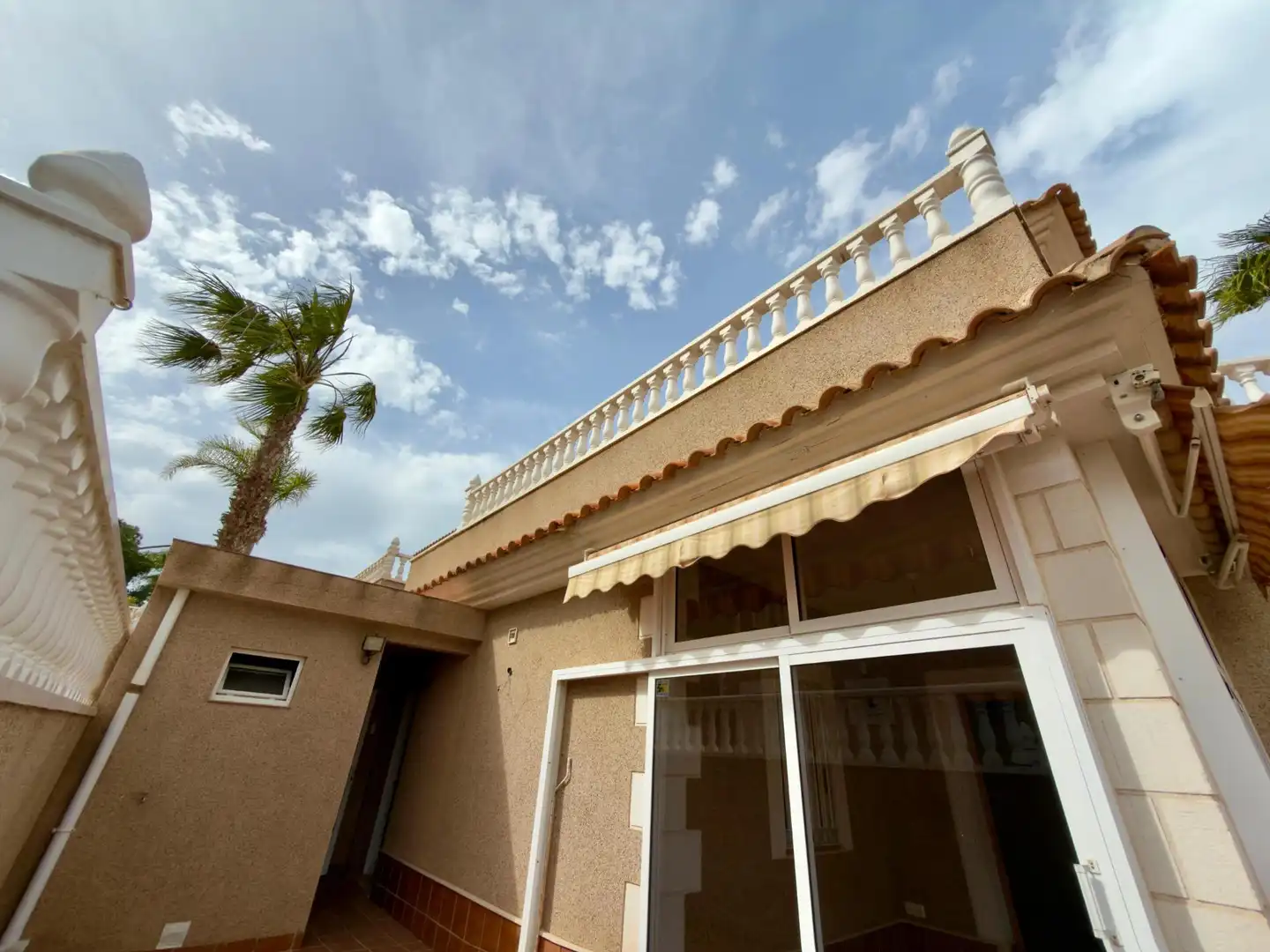 Vista exterior de Casa o xalet en venda en Torrevieja amb Aire condicionat, Jardí privat i Terrassa
