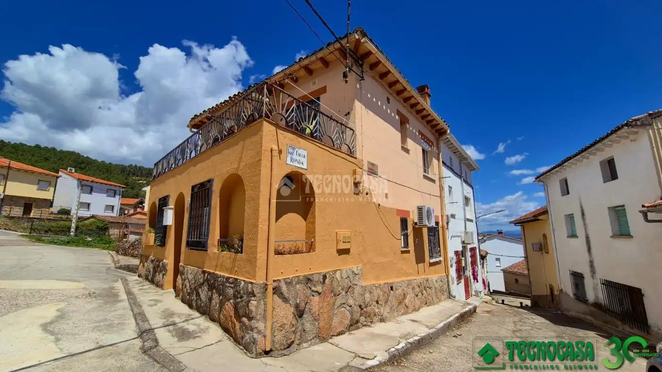 Vista exterior de Casa adosada en venda en Lanzahíta amb Aire condicionat i Calefacció