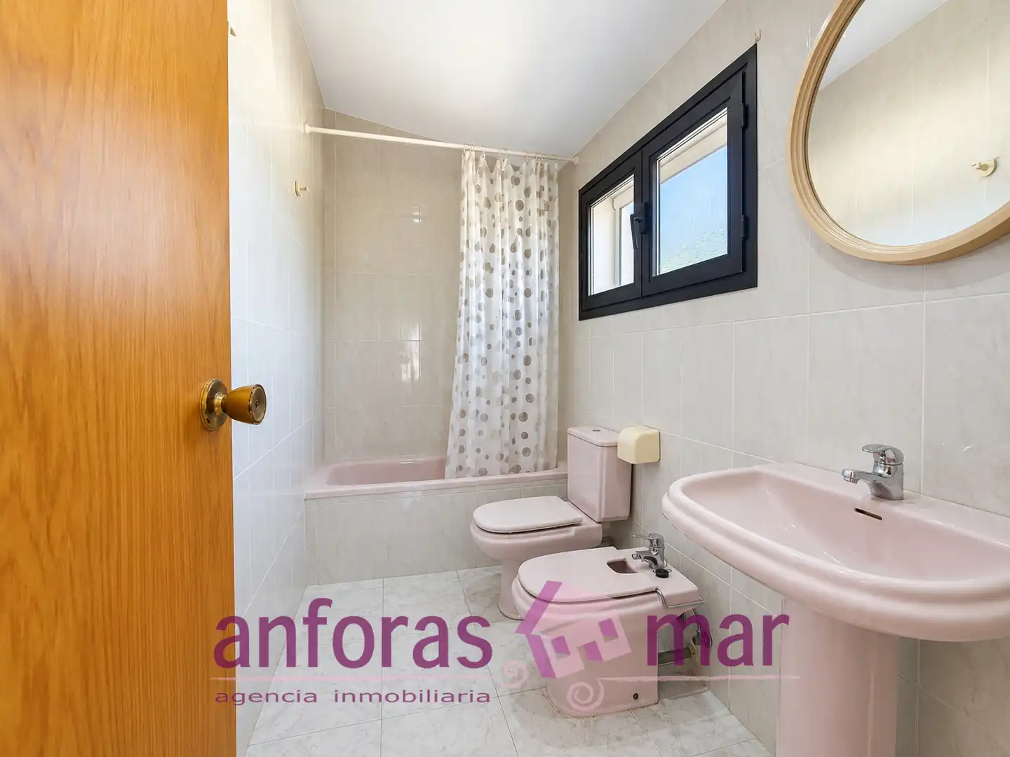 Bany de Casa o xalet en venda en Torredembarra amb Jardí privat, Terrassa i Piscina