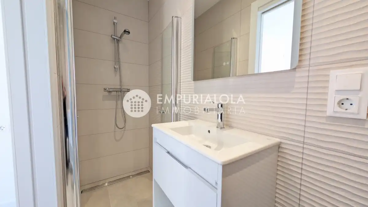 Bathroom of Houses for sale in Roses  with Air Conditioner and Private garden