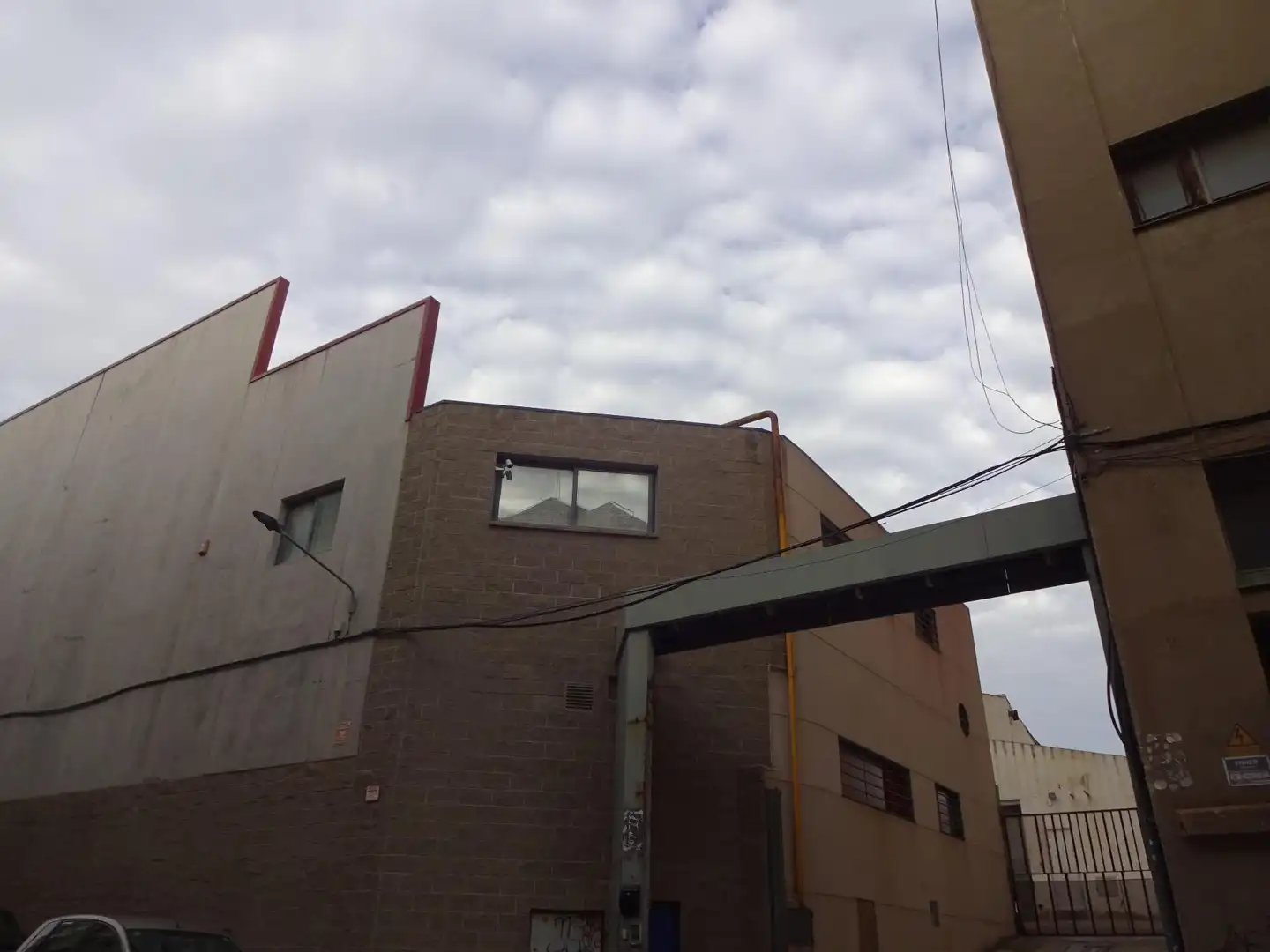 Außenansicht von Fabrikhallen zum Verkauf in Mataró
