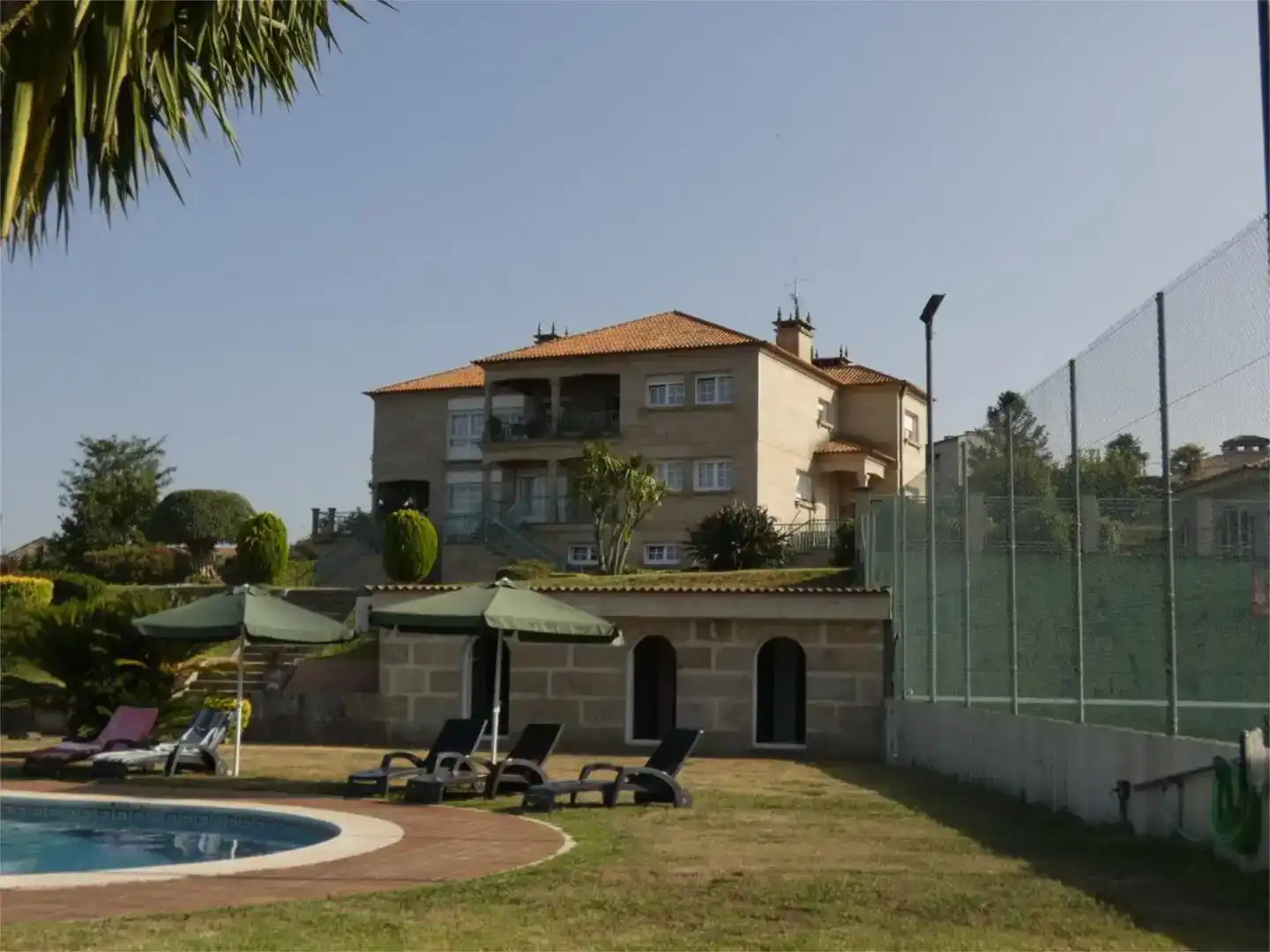 Vista exterior de Pis en venda en Pontevedra Capital  amb Jardí privat, Parquet i Piscina