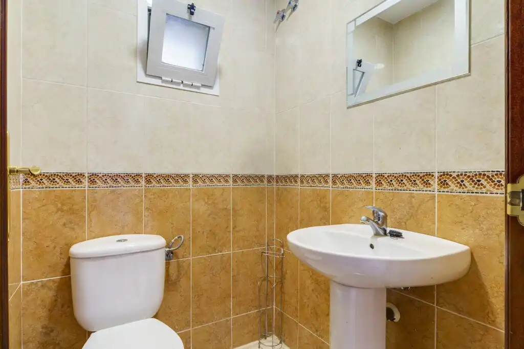Bany de Casa o xalet en venda en Fuengirola amb Aire condicionat, Jardí privat i Terrassa
