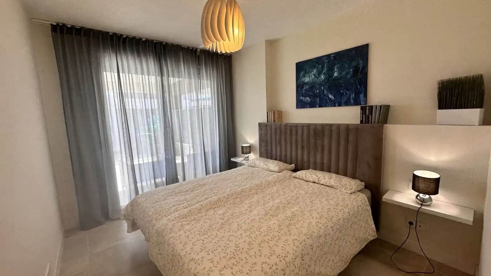Habitación de Piso de alquiler en Estepona con Aire acondicionado, Terraza y Amueblado