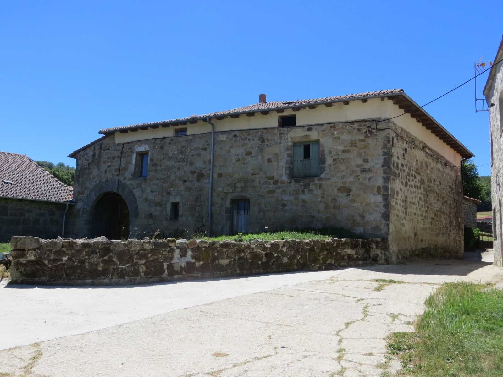 Vista exterior de Casa o xalet en venda en Valle de Valdebezana amb Jardí privat