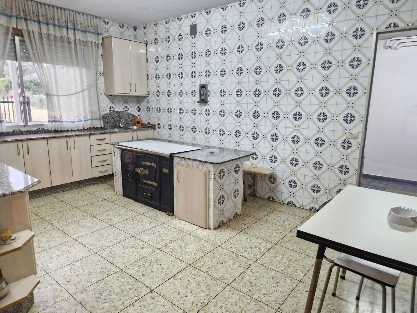 Cuina de Casa o xalet en venda en Ames amb Calefacció, Terrassa i Traster