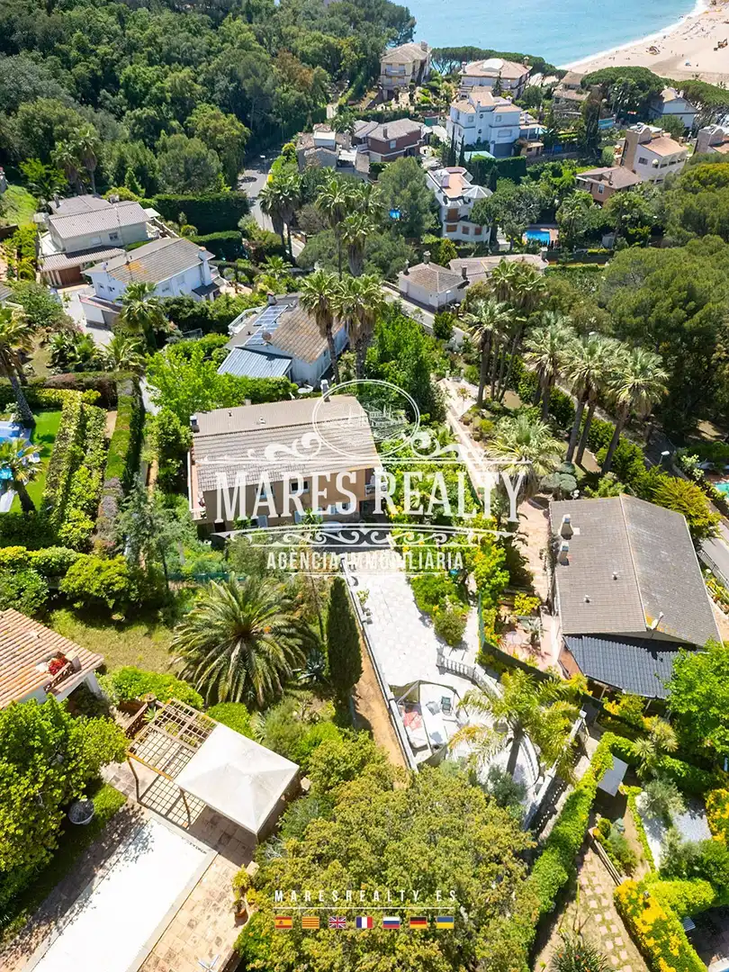 Vista exterior de Casa o xalet en venda en Lloret de Mar amb Aire condicionat, Calefacció i Jardí privat
