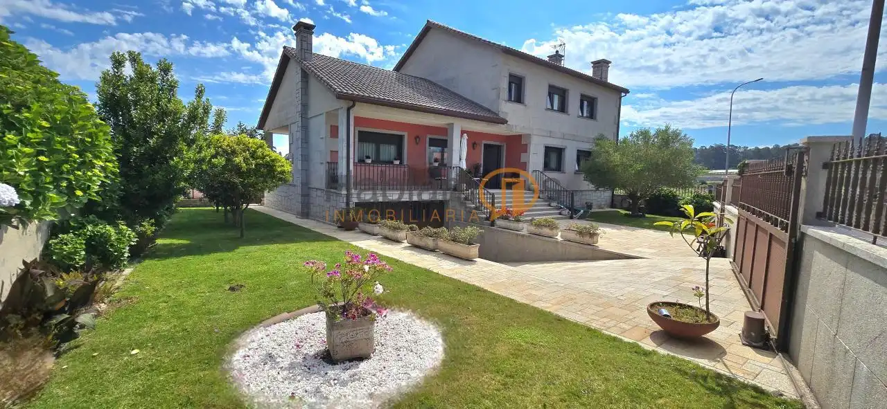 Vista exterior de Casa o xalet en venda en Vilagarcía de Arousa amb Calefacció, Jardí privat i Terrassa