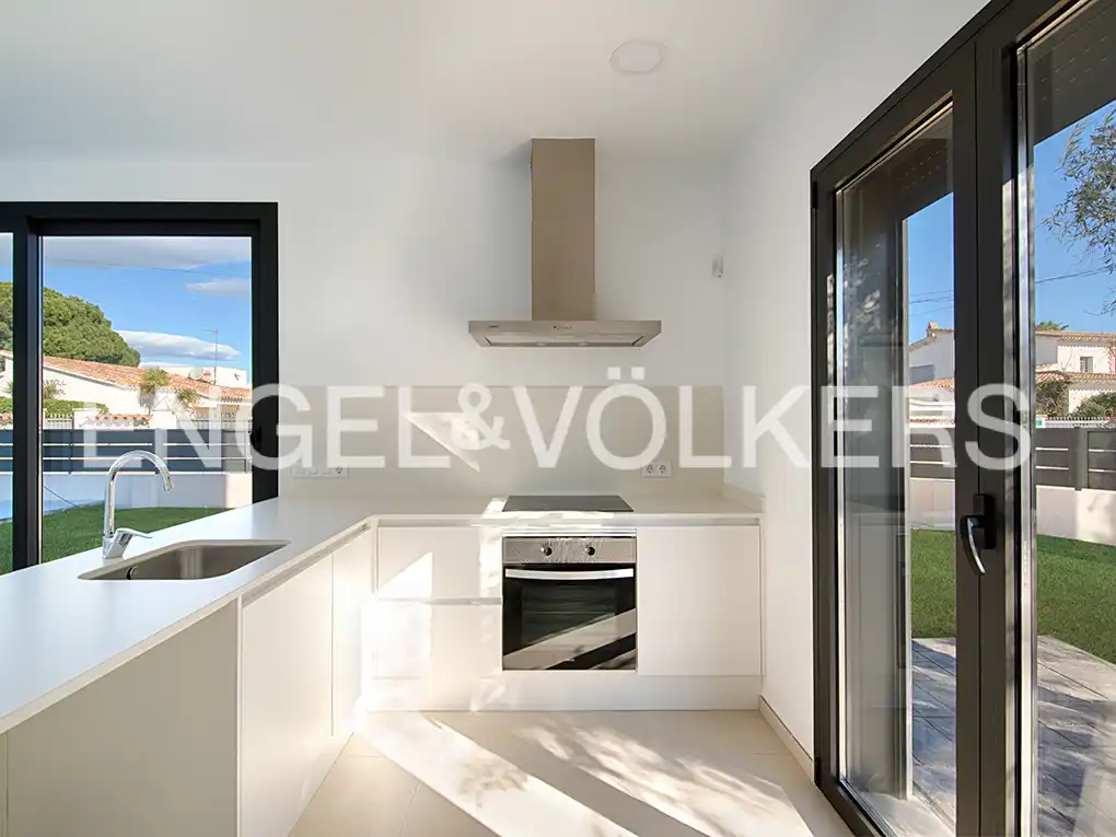 Cuina de Casa adosada en venda en Empuriabrava amb Aire condicionat, Jardí privat i Piscina