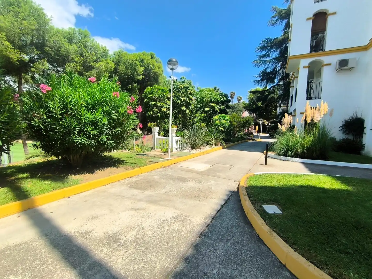 Vista exterior de Apartament de lloguer en Benalmádena amb Terrassa, Moblat i Piscina comunitària