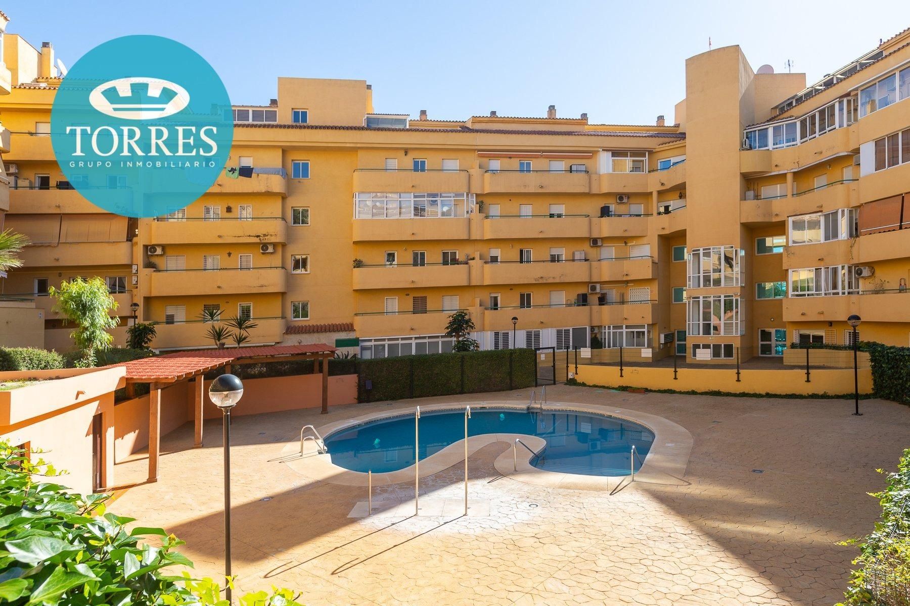 Vista exterior de Pis en venda en Fuengirola amb Aire condicionat, Jardí privat i Terrassa