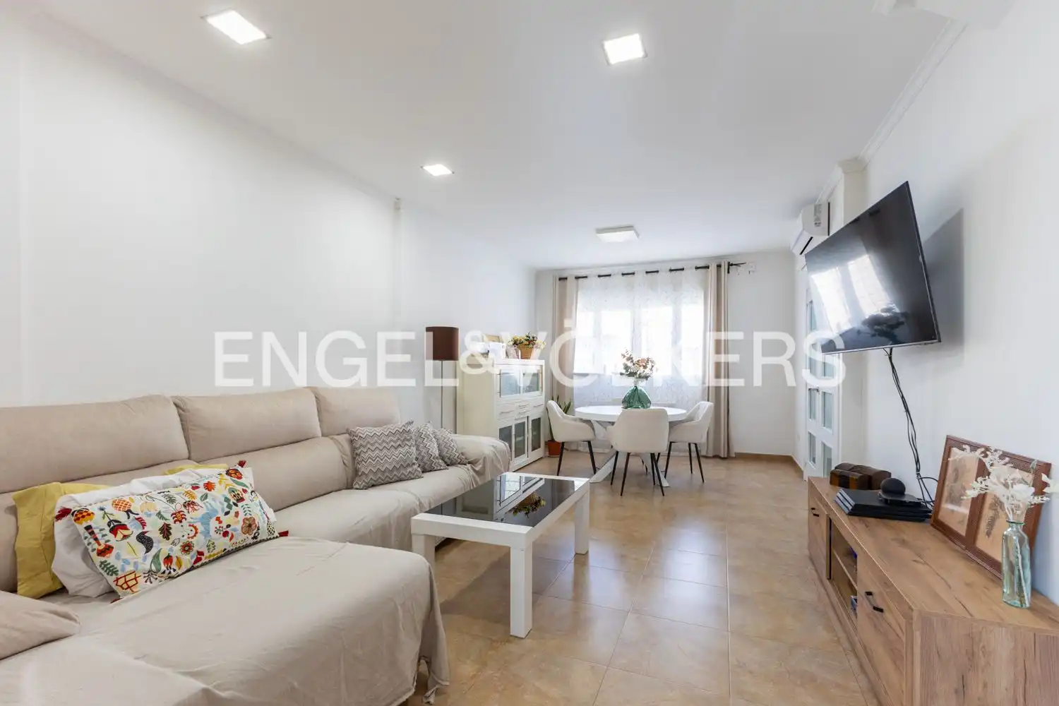 Living room of Houses for sale in Requena  with Air Conditioner, Heating and Storage room