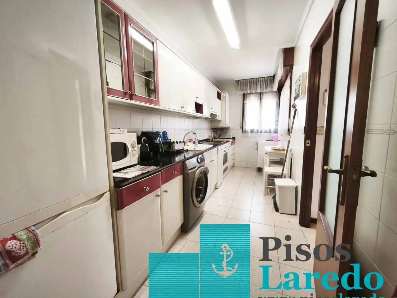 Cuina de Casa adosada en venda en Laredo amb Calefacció, Jardí privat i Parquet