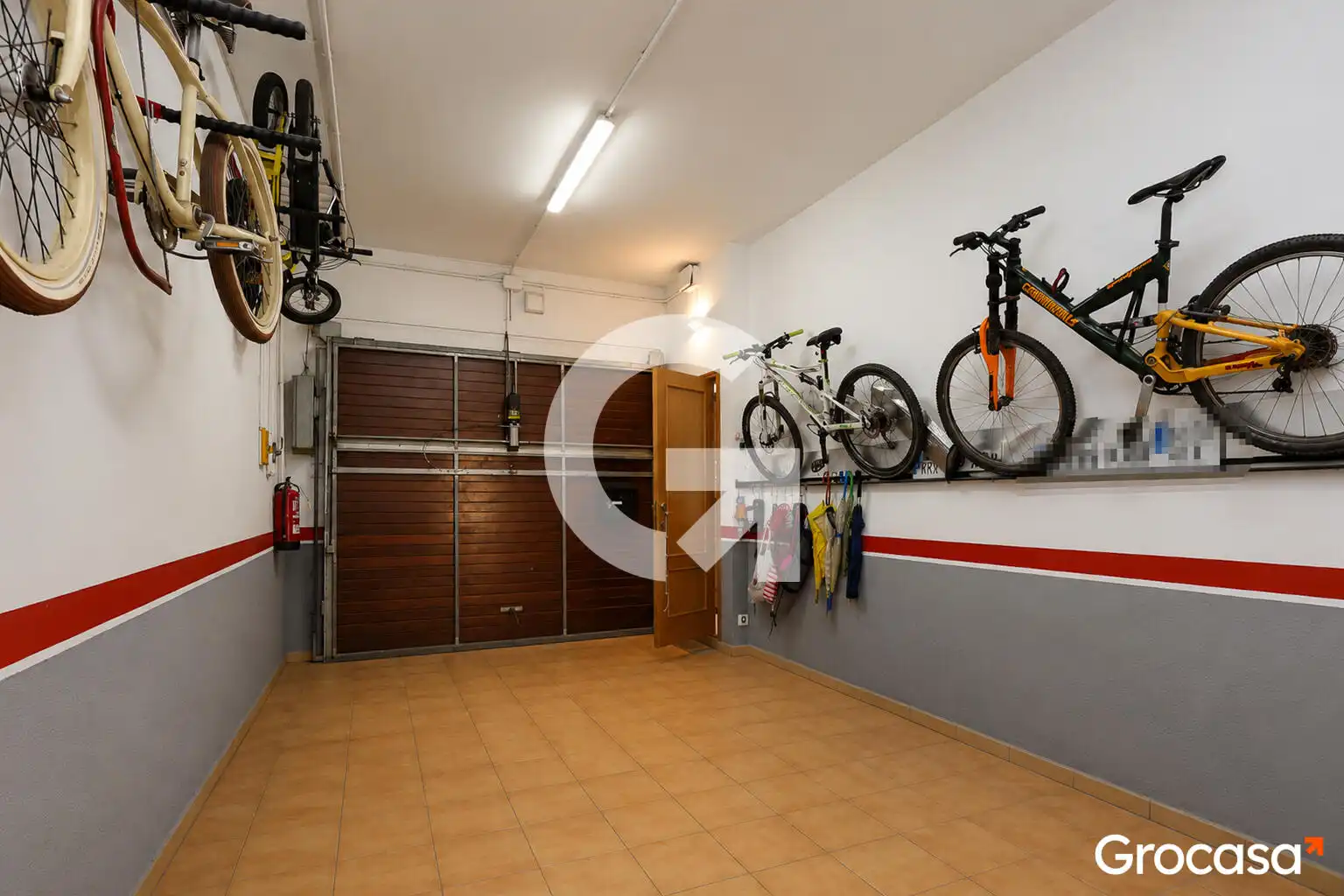 Parking de Casa adosada en venta en El Prat de Llobregat con Aire acondicionado, Calefacción y Terraza