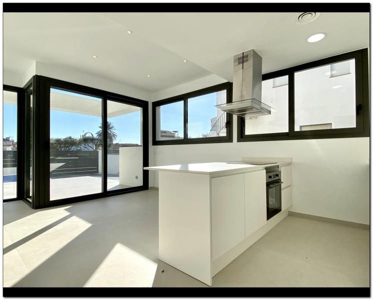 Kitchen of House or chalet for sale in Empuriabrava  with Air Conditioner, Heating and Private garden