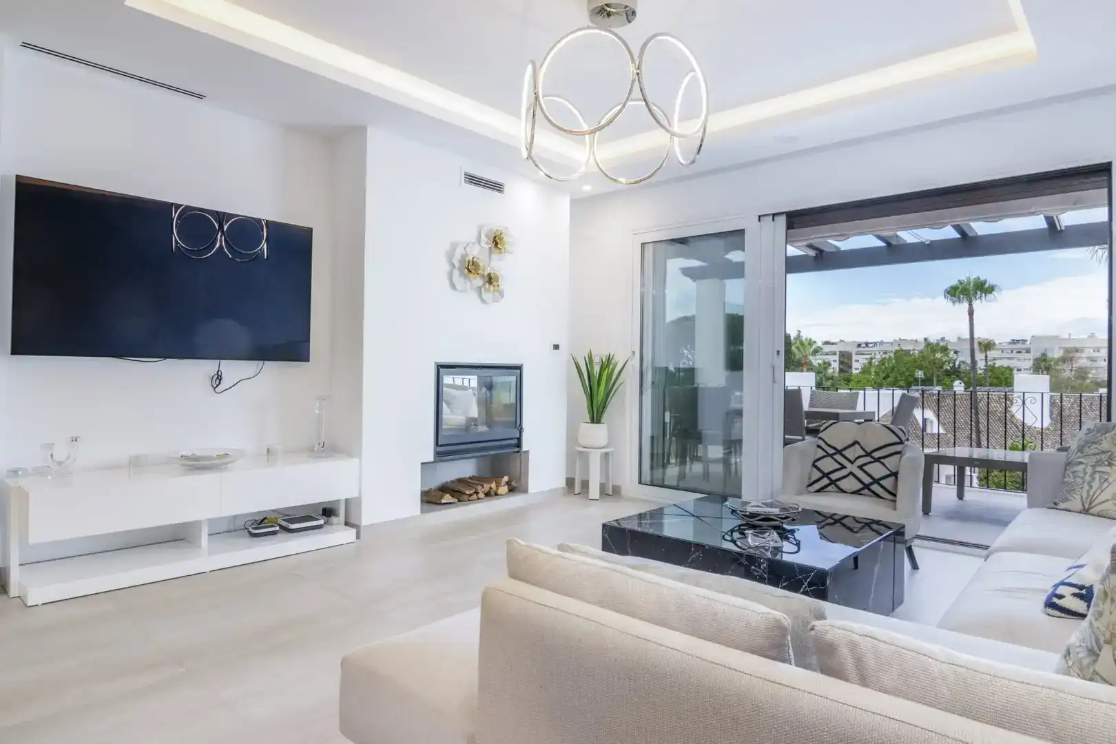 Sala d'estar de Dúplex en venda en Marbella amb Aire condicionat, Piscina i Balcó