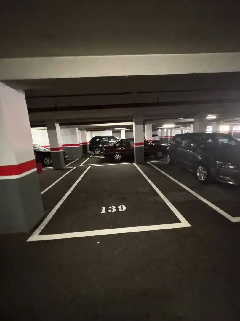 Parking de Piso de alquiler en Oviedo  con Calefacción, Parquet y Amueblado