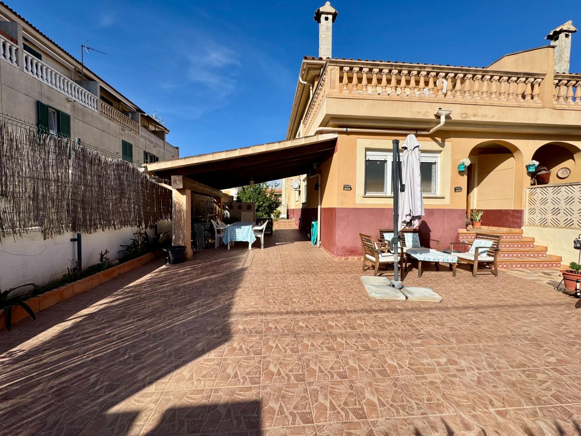 Vista exterior de Casa adosada en venda en Calvià amb Aire condicionat, Calefacció i Jardí privat