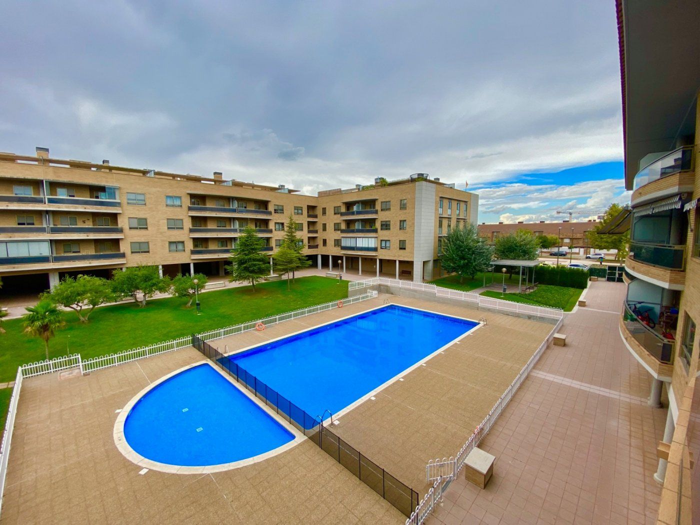 Swimming pool of Flat to rent in  Zaragoza Capital  with Air Conditioner, Heating and Private garden