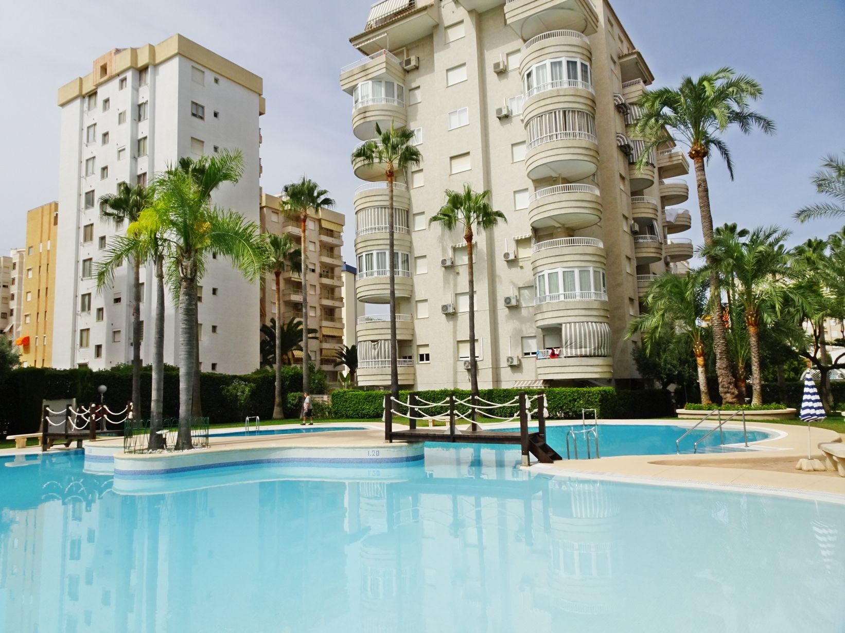 Piscina de Apartament de lloguer en Gandia amb Aire condicionat, Terrassa i Moblat