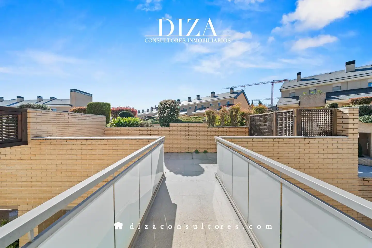 Vista exterior de Casa adosada en venda en Pozuelo de Alarcón amb Aire condicionat, Calefacció i Jardí privat