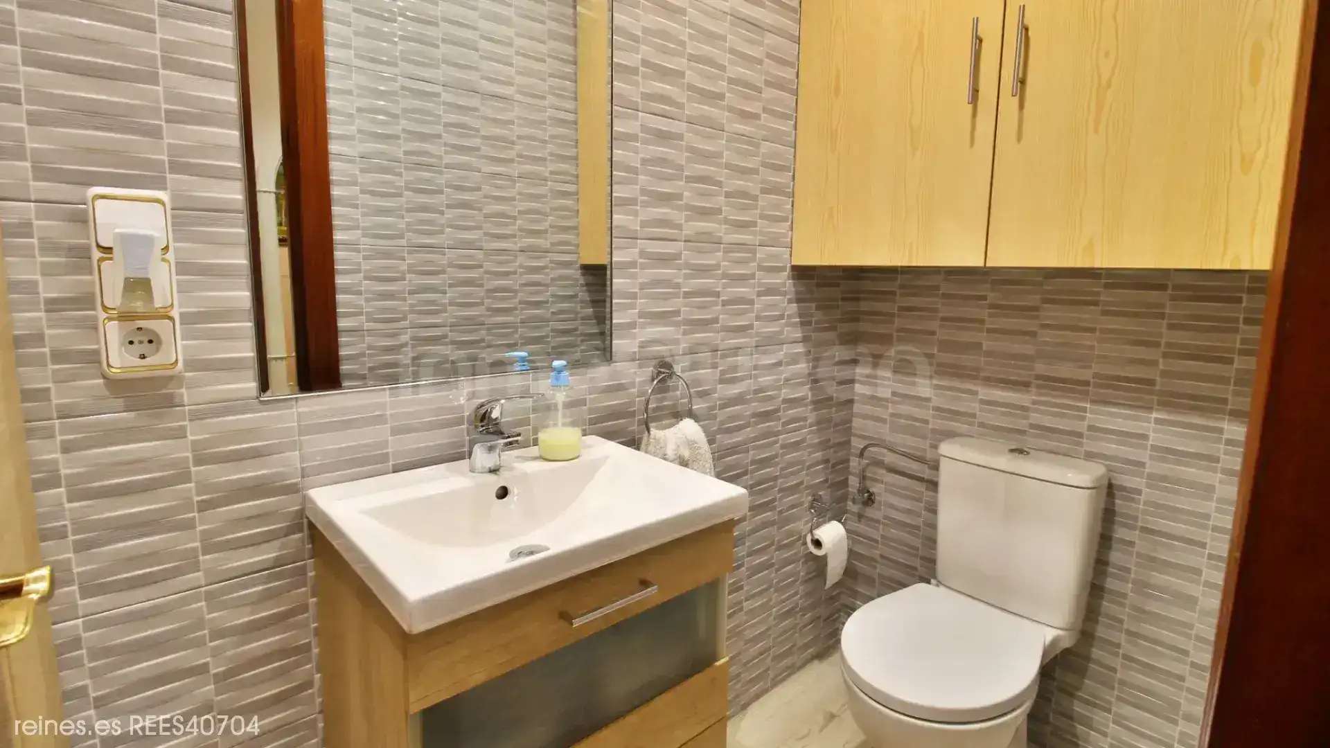 Baño de Casa adosada en venta en Penagos con Jardín privado, Terraza y Amueblado