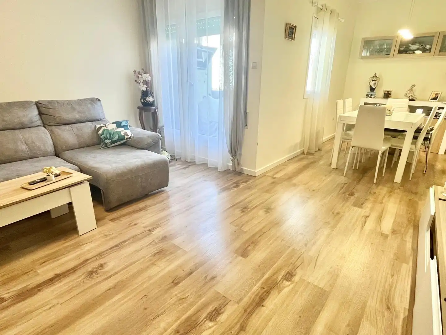 Sala de estar de Ático en venta en Cerdanyola del Vallès con Aire acondicionado, Calefacción y Parquet