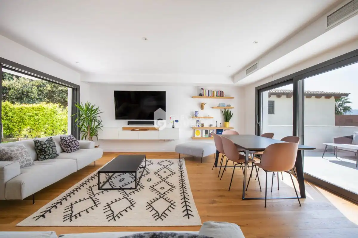 Sala de estar de Casa o chalet en venta en Sant Julià de Ramis con Aire acondicionado, Calefacción y Jardín privado