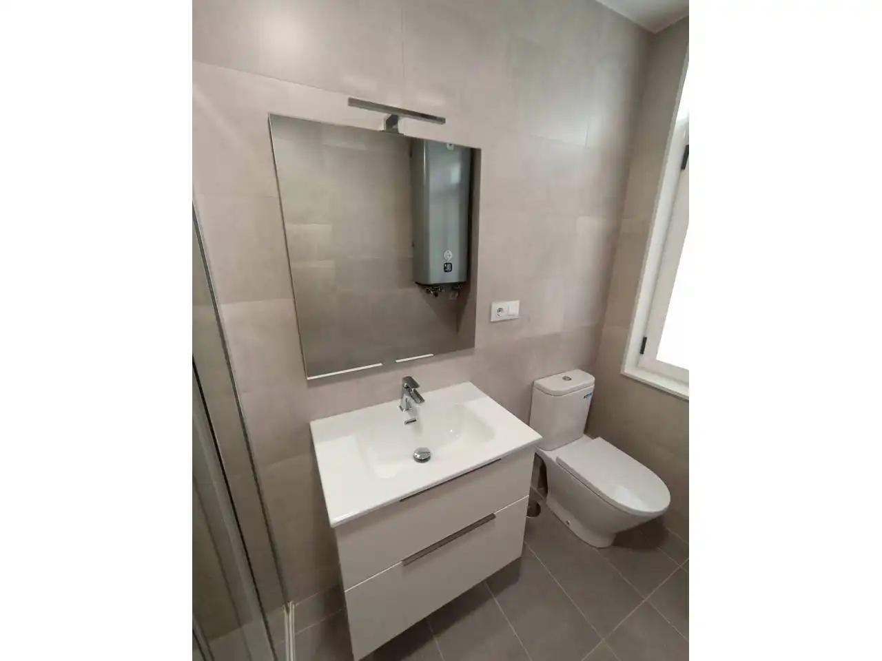 Bathroom of Flat for rent in Santiago de Compostela   with Parquet flooring, Terrace and Alarm