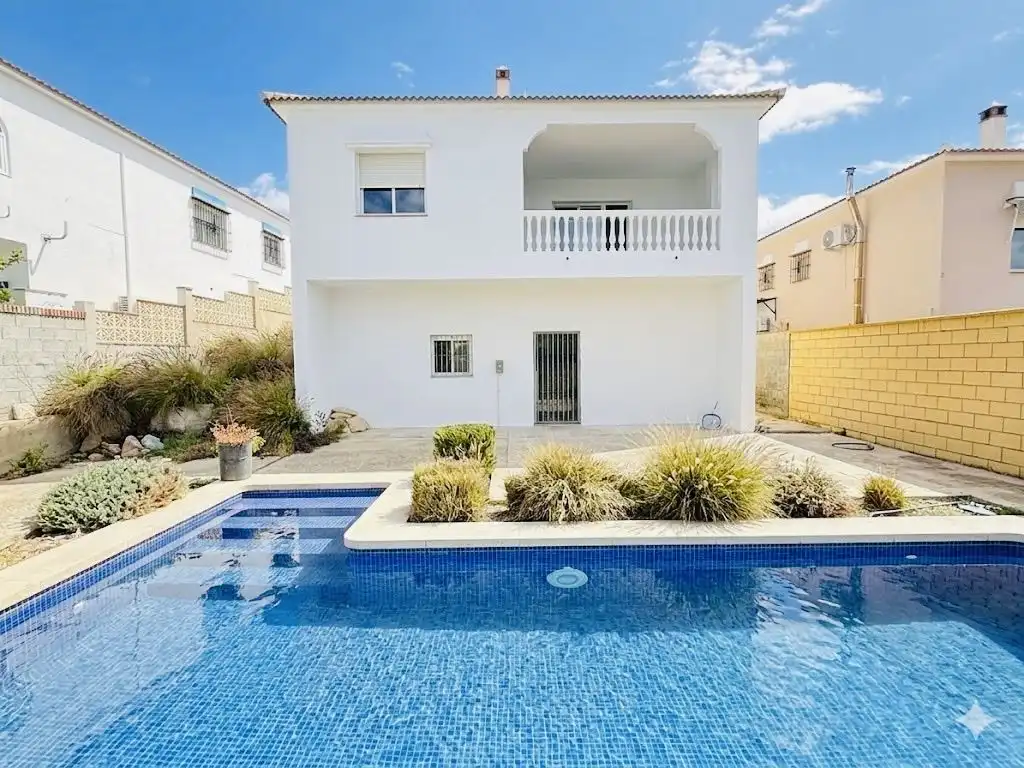 Vista exterior de Casa o chalet en venta en Alcaucín con Jardín privado y Piscina