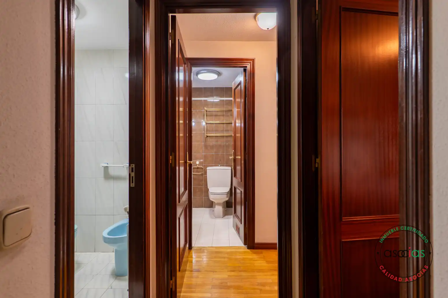 Bany de Pis en venda en Oviedo  amb Calefacció, Parquet i Terrassa