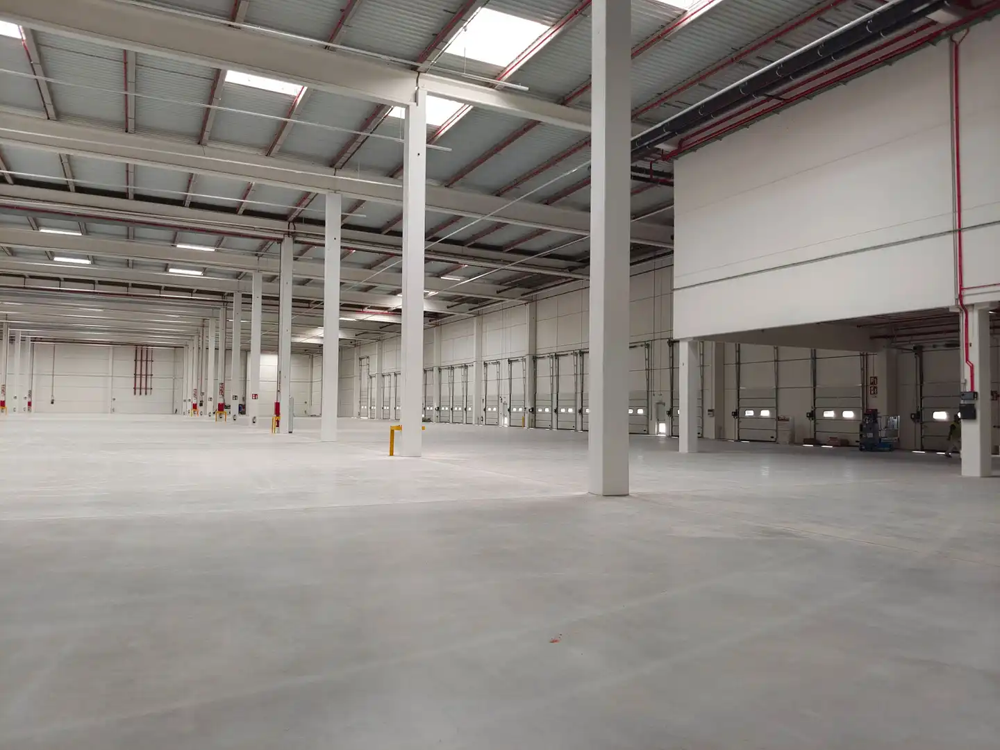 Industrial buildings for rent in Bustares